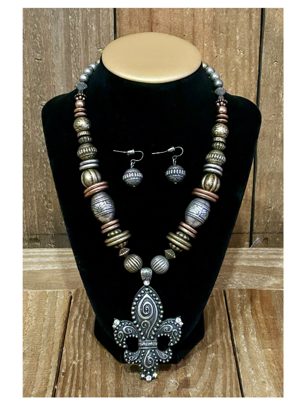 Fleur-de-Lis Multi-Tone Statement Necklace & Earring Jewelry Set. - Picture 3 of 14
